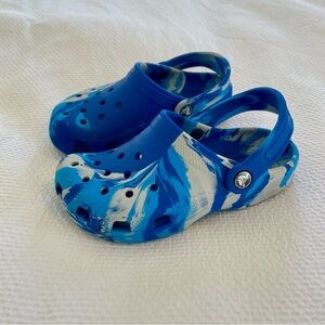 Little Kids Blue Marble Tie-Dye Crocs Size 1